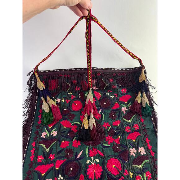 Silk Suzani Hand Embroidered Tapestry Uzbek Tribal Wall Hanging 20th Century - Picture 12 of 15